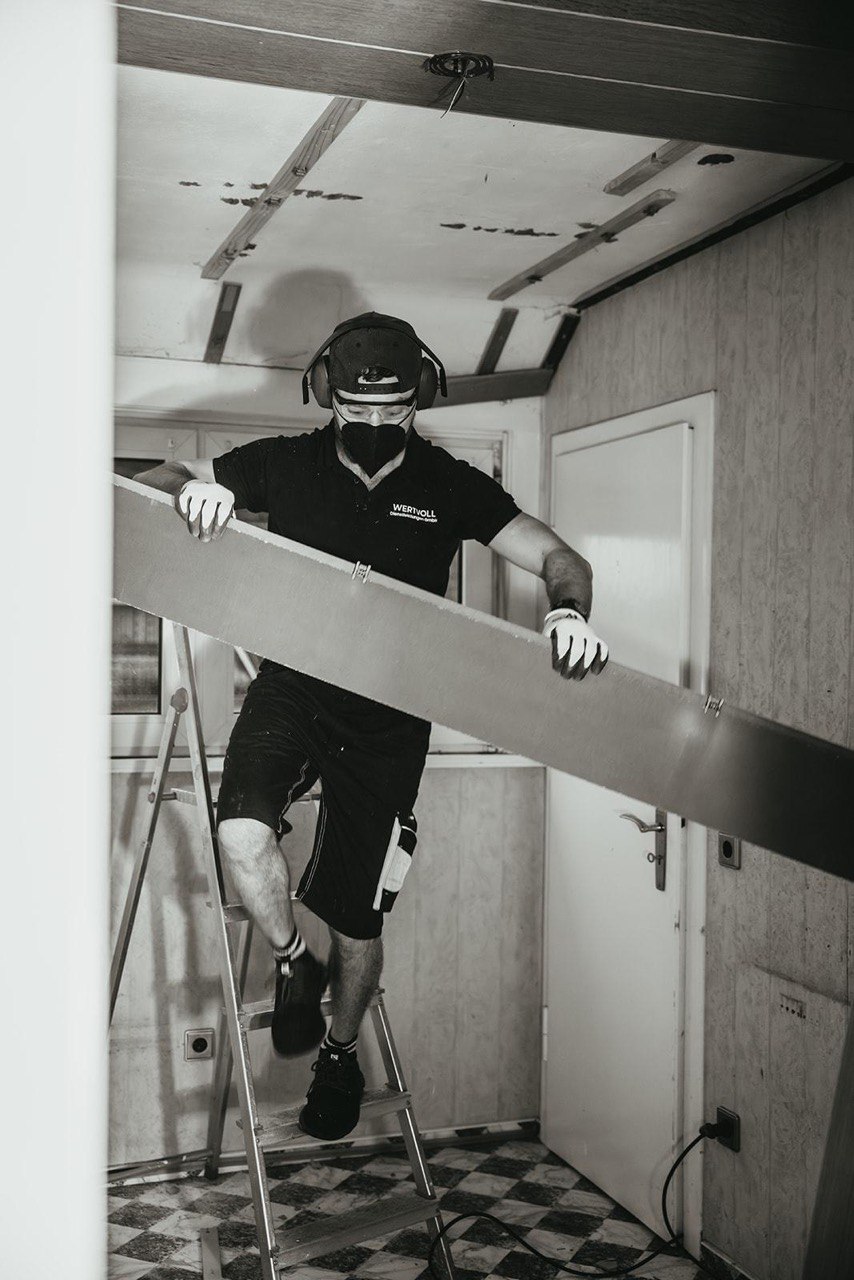 Deckenpaneele demontieren