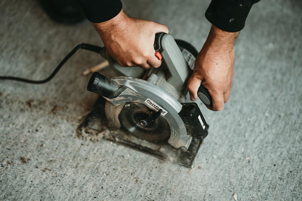 Kreissäge beim Bodenrückbau