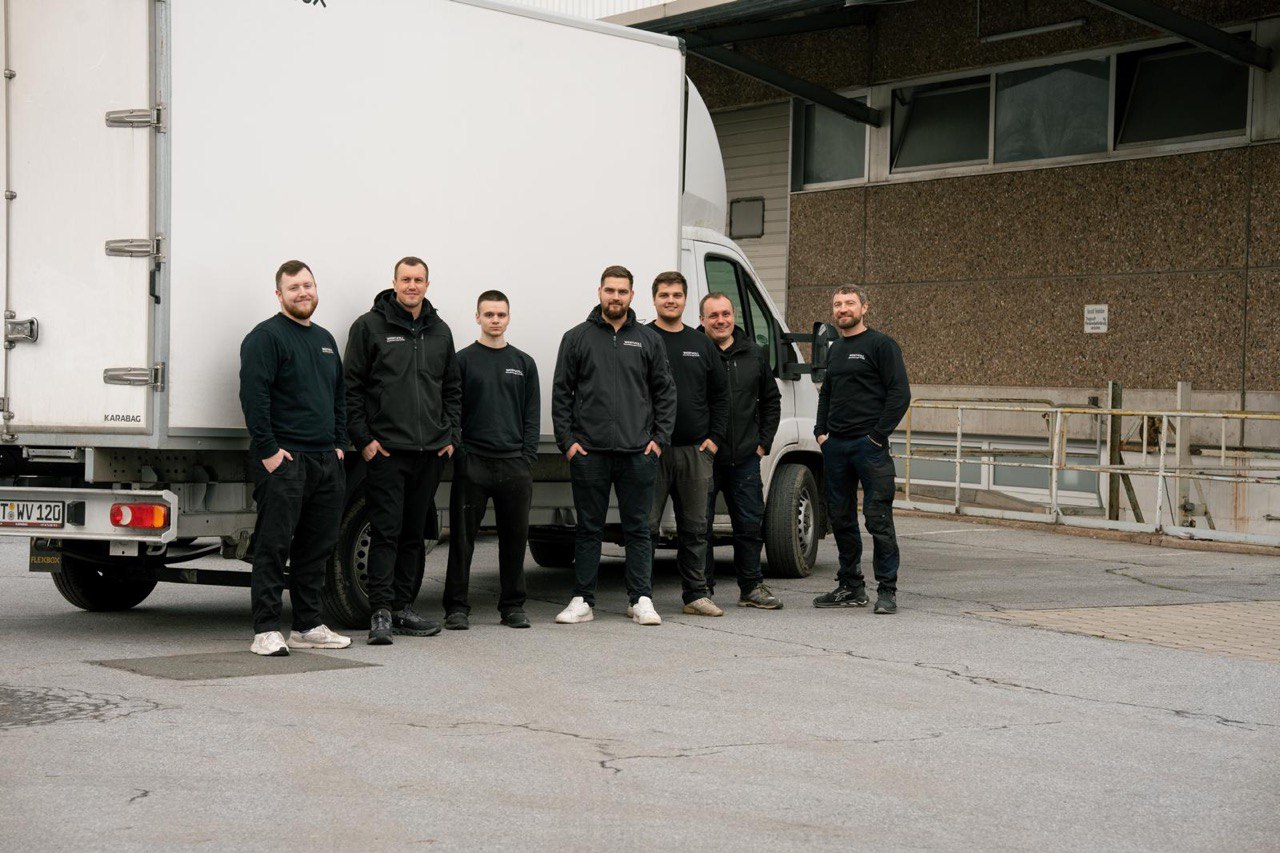 Das Wertvoll Team vor dem Einsatzfahrzeug in Minden